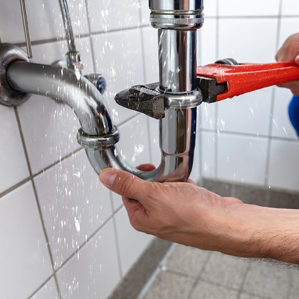 plomeros de emergencia está capacitado para solucionar problemas de fugas de agua de emergencia